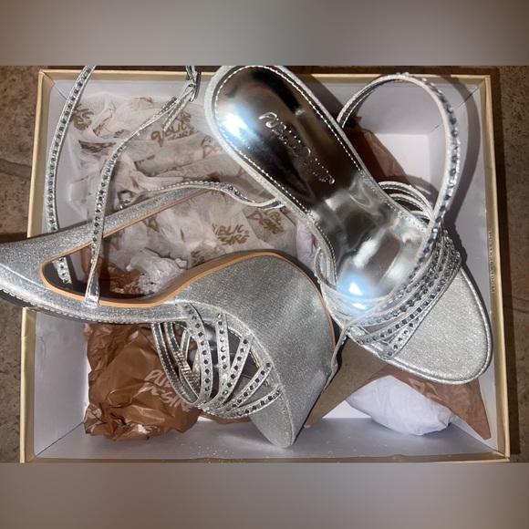 Size on the bottom of heel says 9 but I wear an 8.5 and they fit me just fine - Picture 3 of 5